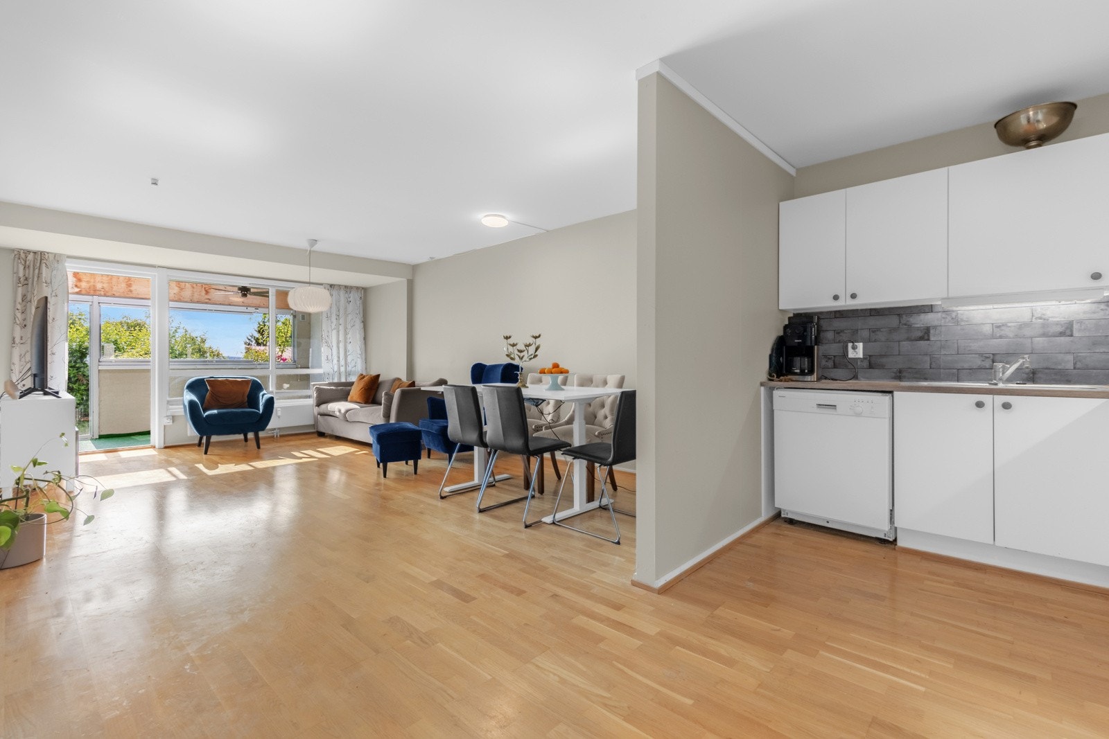 Leiligheten har en sosial planløsning med delvis åpen kjøkkenløsning. Galleribilde