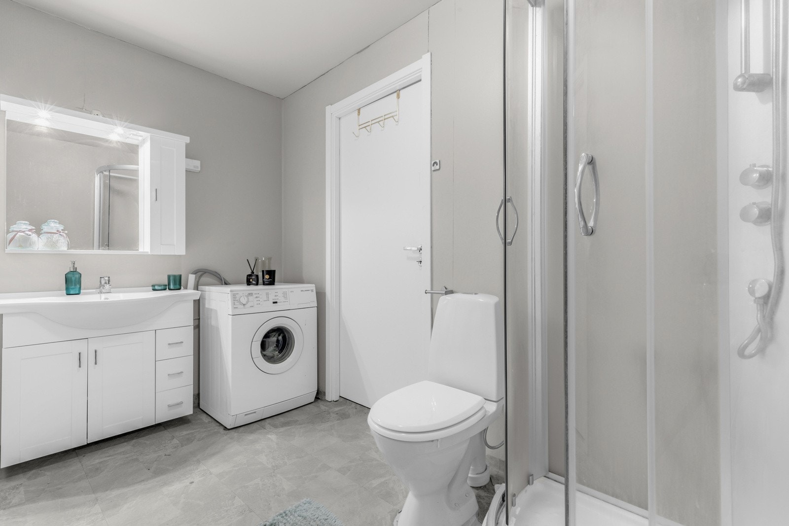 Praktisk bad med vinylbelegg på gulv og våtromstapet på vegger. Galleribilde