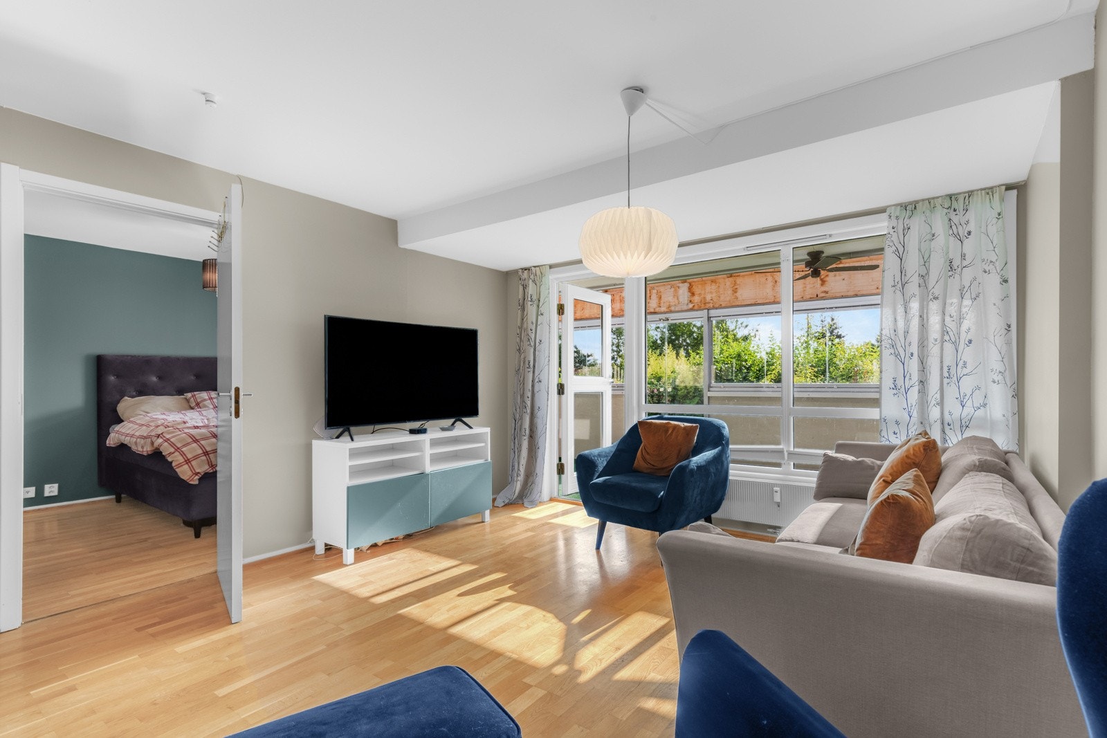 Stuen har gode møbleringsmuligheter med en naturlig plass til både sofagruppe, spisebord og TV med tilhørende møblement. Galleribilde