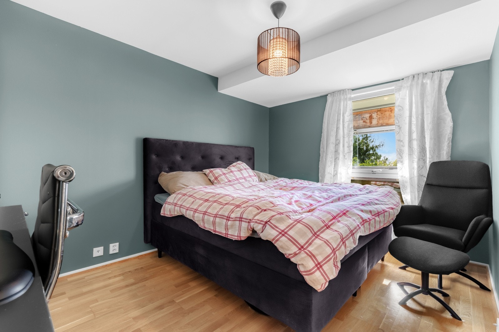 Boligens soverom er malt i et behagelig fargevalg. Galleribilde