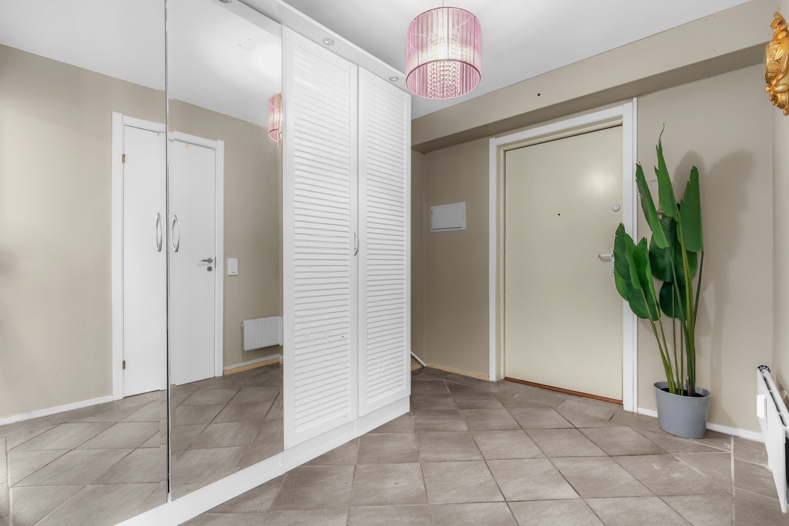 Når du kommer inn i boligen møtes du av en lys og romslig entré. Galleribilde