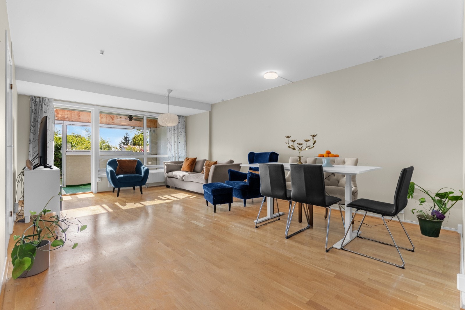 Velkommen til en lys og romslig 2-roms tilhørende garasjeplass! Galleribilde