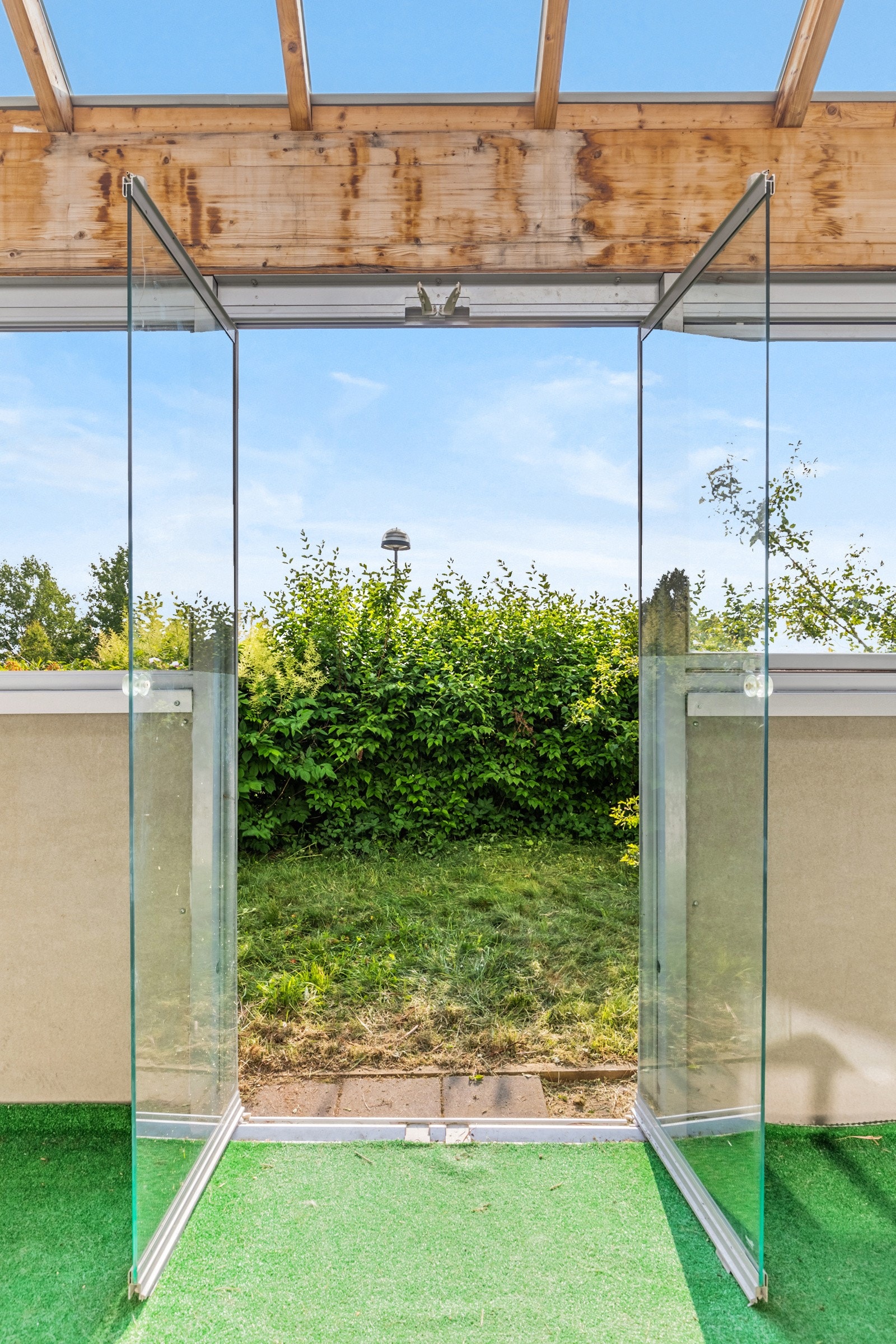 På varme sommerdager forlenges stuen med en herlig innglasset terrasse på 18 kvm. Galleribilde