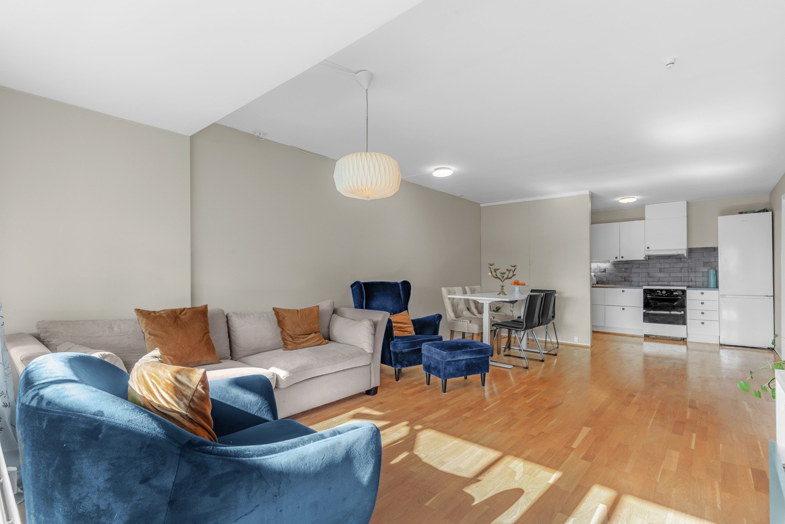 Veggene er malt i et tidløst fargevalg og gulvet er belagt med parkett. Galleribilde