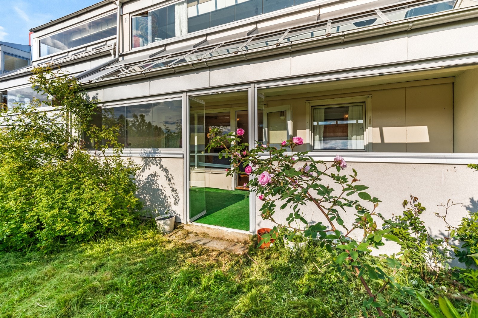 Videre fra terrassen har du utgang til en egen hageflekk. Galleribilde