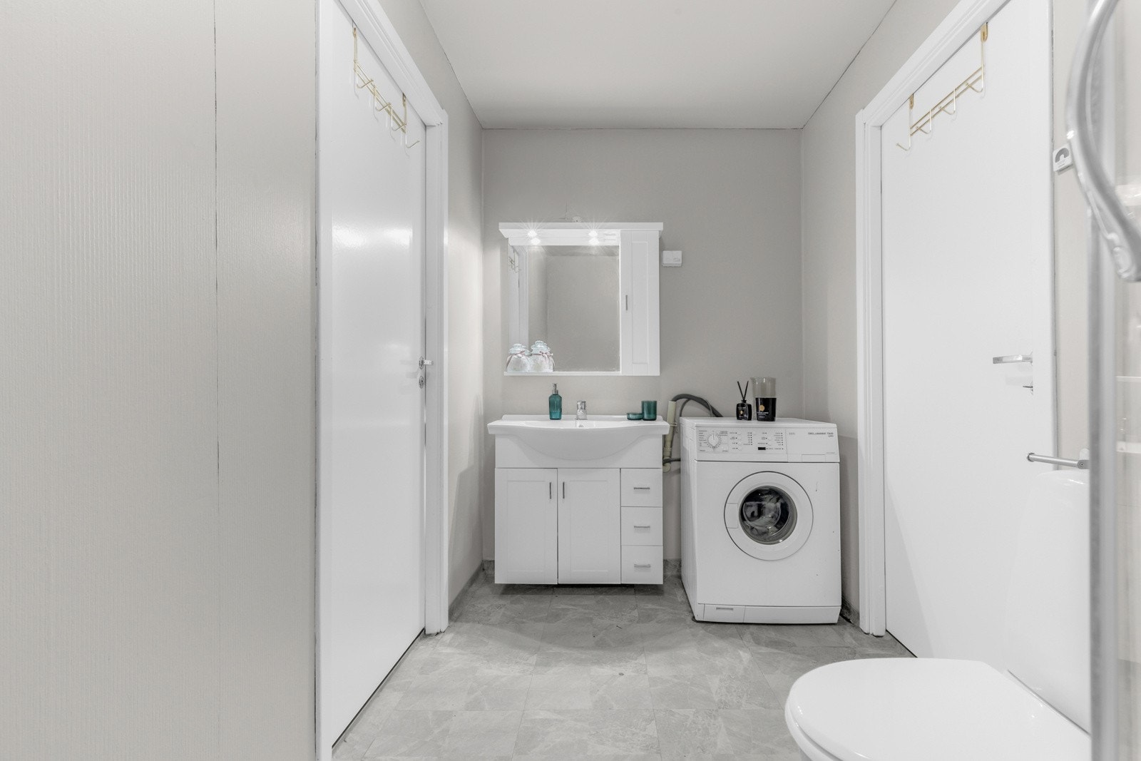 Det er også opplegg for vaskemaskin, så her har du alt du trenger på badet! Galleribilde