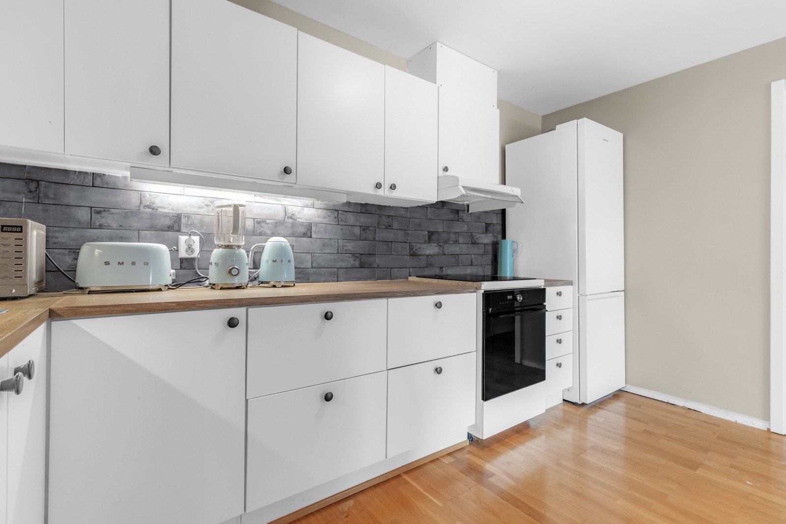 Hvitevarene som komfyr, oppvaskmaskin og kjøleskap med fryserdel medfølger handelen. Galleribilde