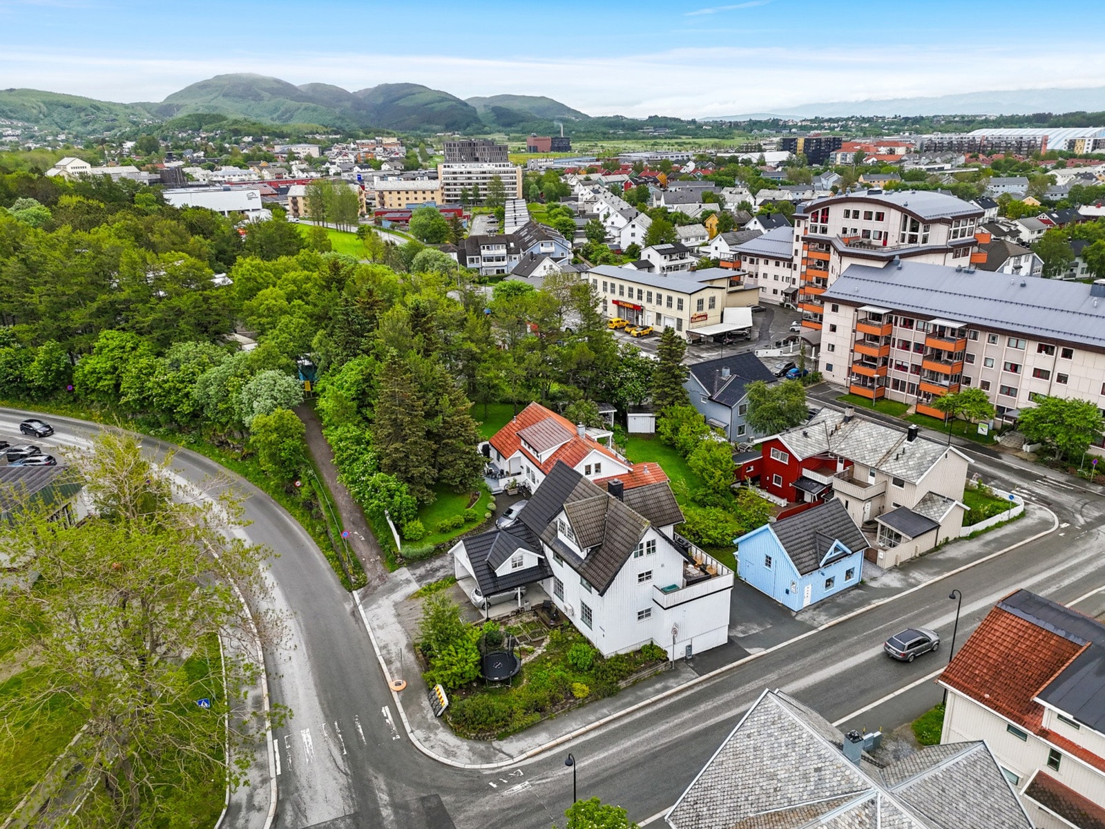 Dagligvarebutikker som Joker Parkveien og Rema 1000 Stormyra ligger henholdsvis ca. 700 og ca. 800 meter unna, noe som gir praktisk tilgang til daglige behov. Galleribilde