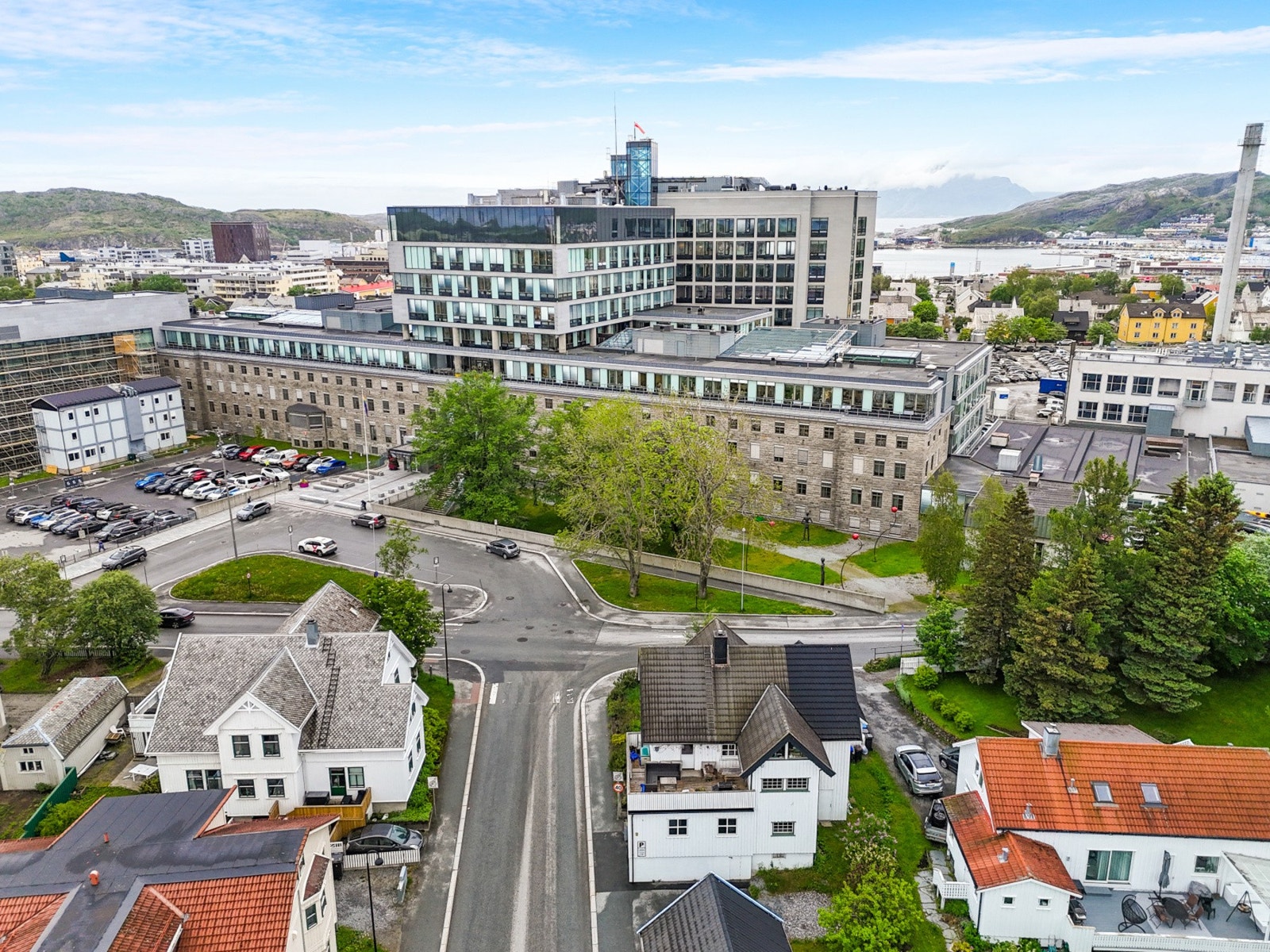 Kort gangavstand til viktige fasiliteter som Sentralsykehuset og flere skoler og barnehager. Galleribilde