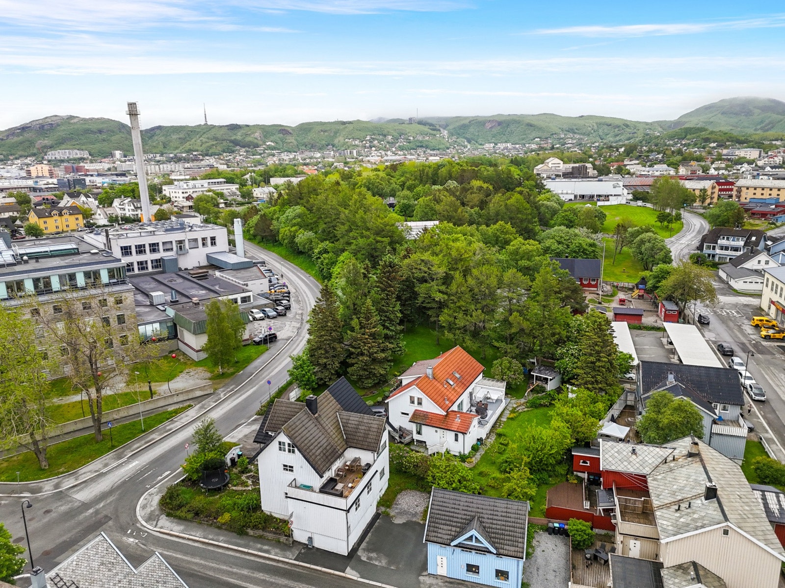For barnefamilier er det ca. 700 meter til Østbyen skole, ca. 1,1 km til Aspåsen skole og ca. 600 meter til Bankgata ungdomsskole. Galleribilde