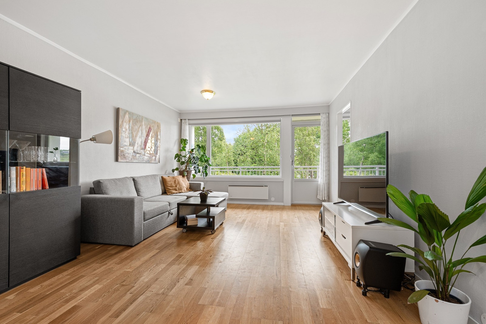 Stue med lyse overflater og godt med naturlig lysinnslipp Galleribilde