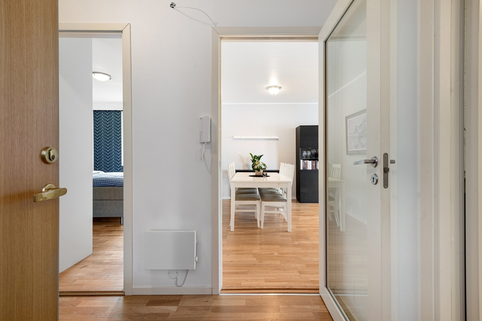 Fra entre mot stue. Hvite profilerte innerdører og innerdør med glassfelt mot stue Galleribilde