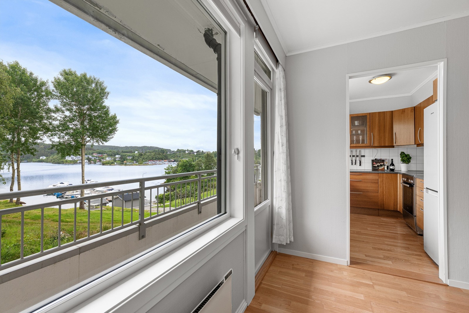 Fra stuen er det flott utsikt og utgang til overbygd balkong Galleribilde