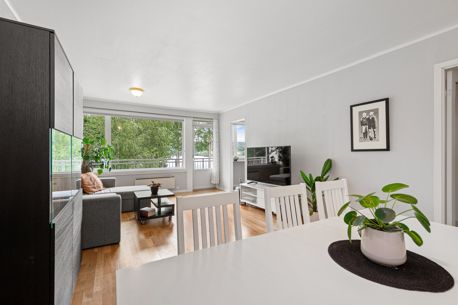 Spisestue/stue med utgang til balkong Galleribilde