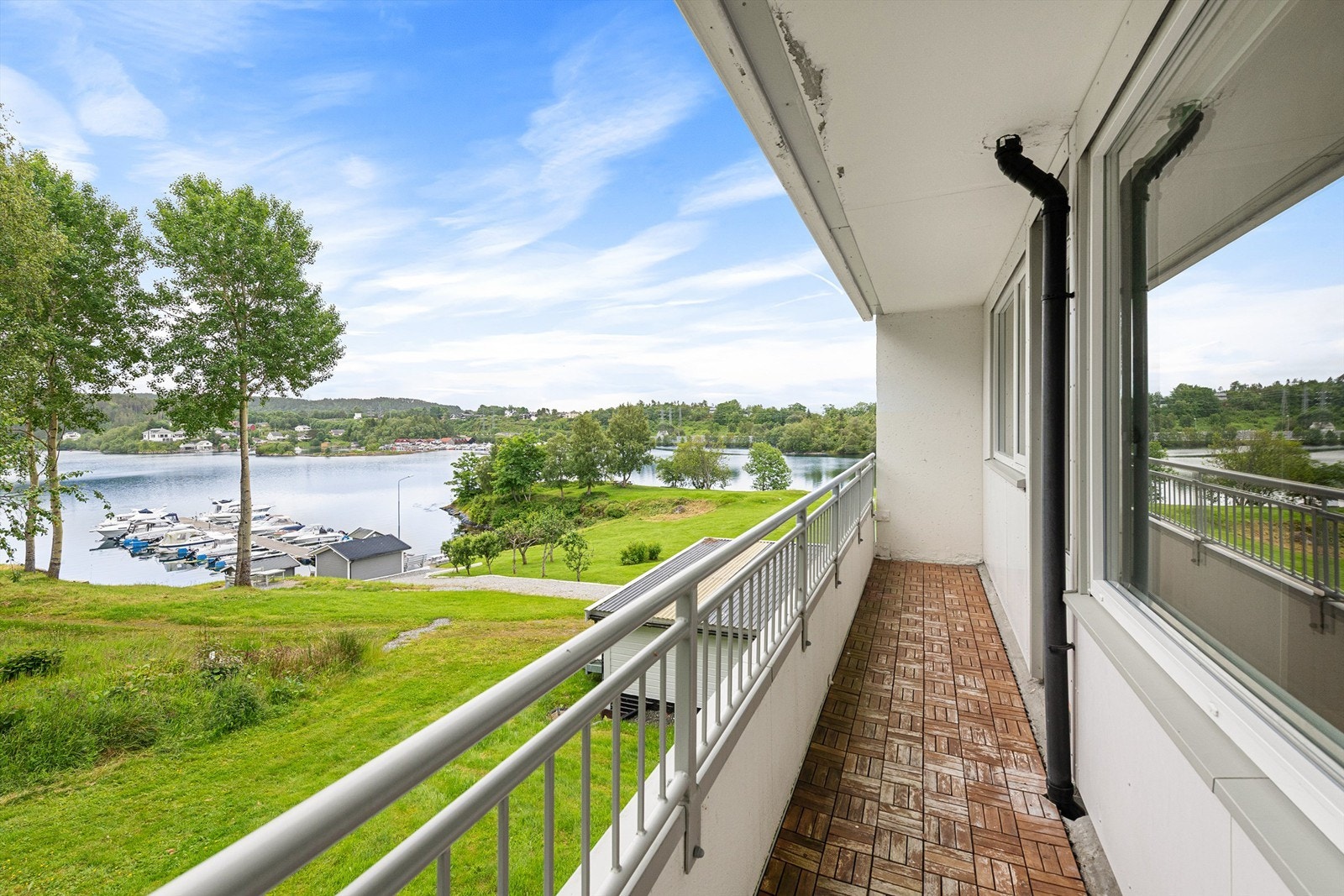 Overbygd balkong med flott utsikt mot fjorden og flotte fellesområder tilhørende borettslaget Galleribilde