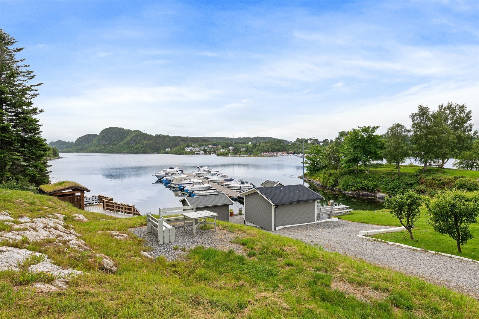 Det er opparbeidet en gapahuk i tiknytning til småbåthavnen til fri benyttelse for beboerene i borettslaget Galleribilde