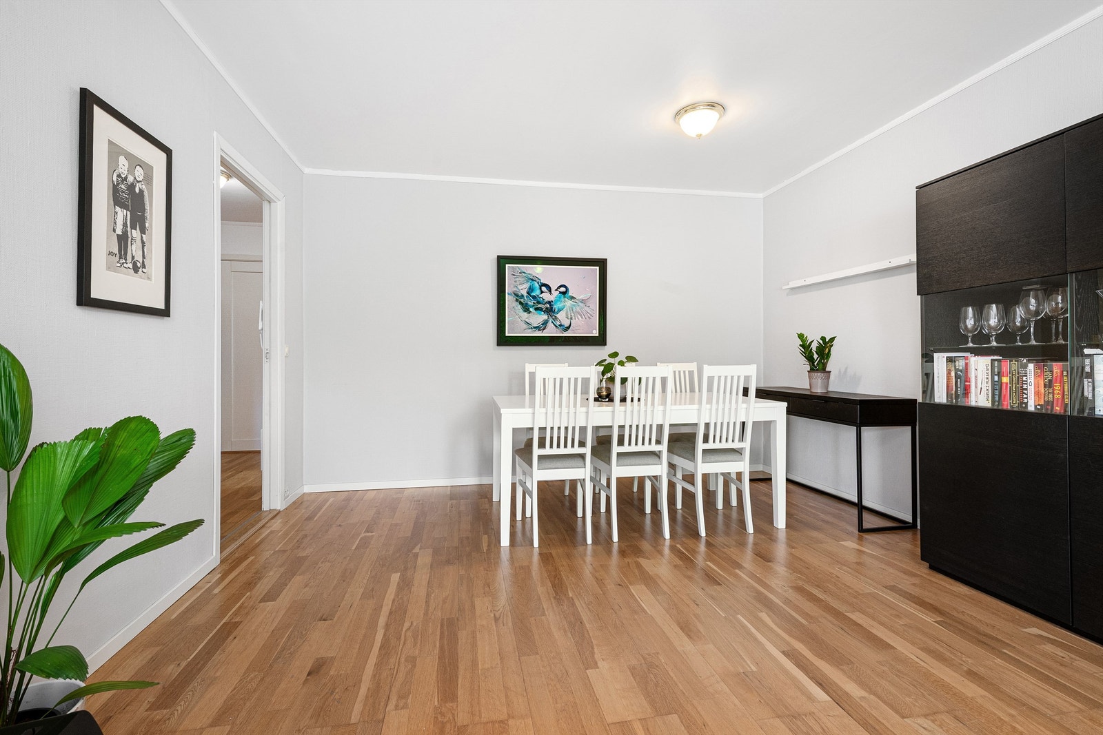 Det er god plass til spisestue på stuen Galleribilde