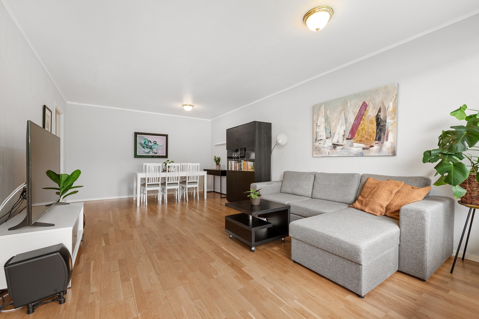 Stuen har god plass til både sofagruppe og spisestue Galleribilde