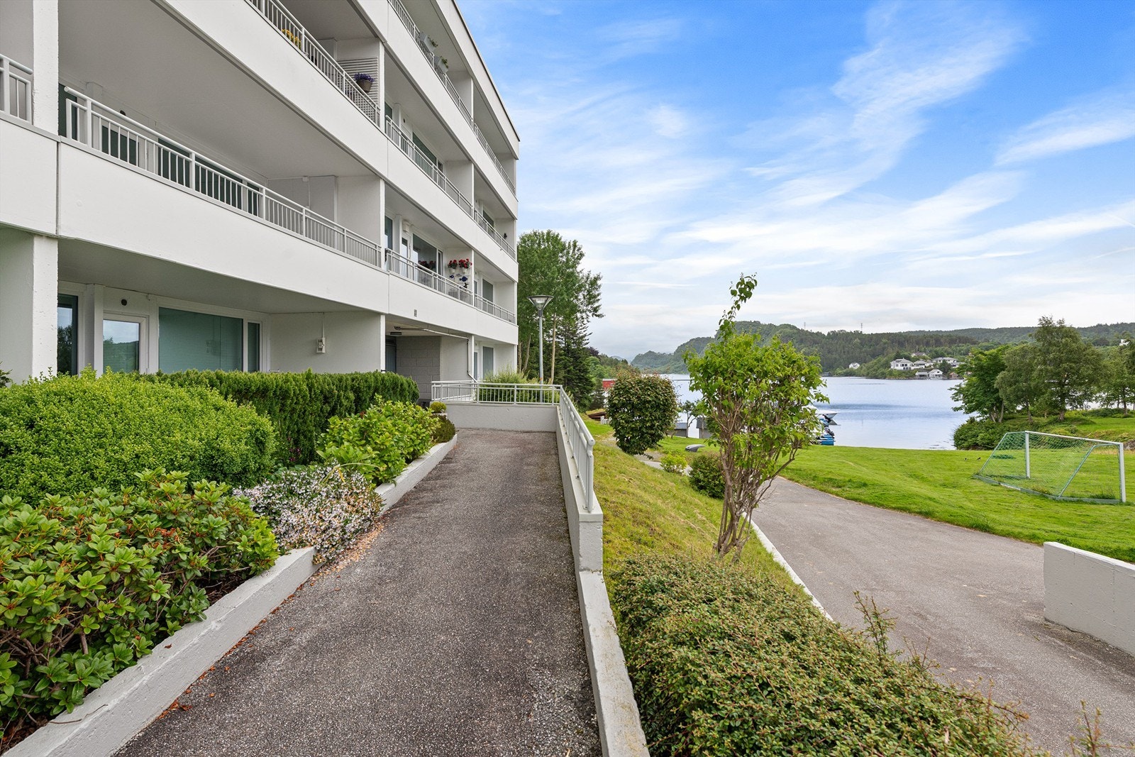 Leiligheten er beliggende i siste blokka på venstre hånd i borettslaget Galleribilde