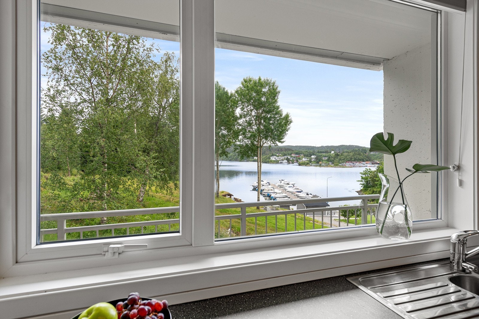 Fra kjøkkenet er det flott utsikt mot fjorden, småbåthavna og uteområder tilhørende boretslaget Galleribilde