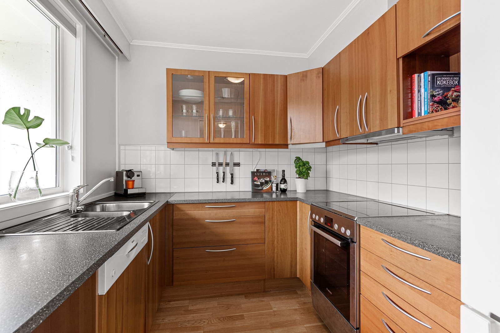 Kjøkkeninnredning med glatte fronter og benkeplate av laminat med gode arbeidsflater Galleribilde