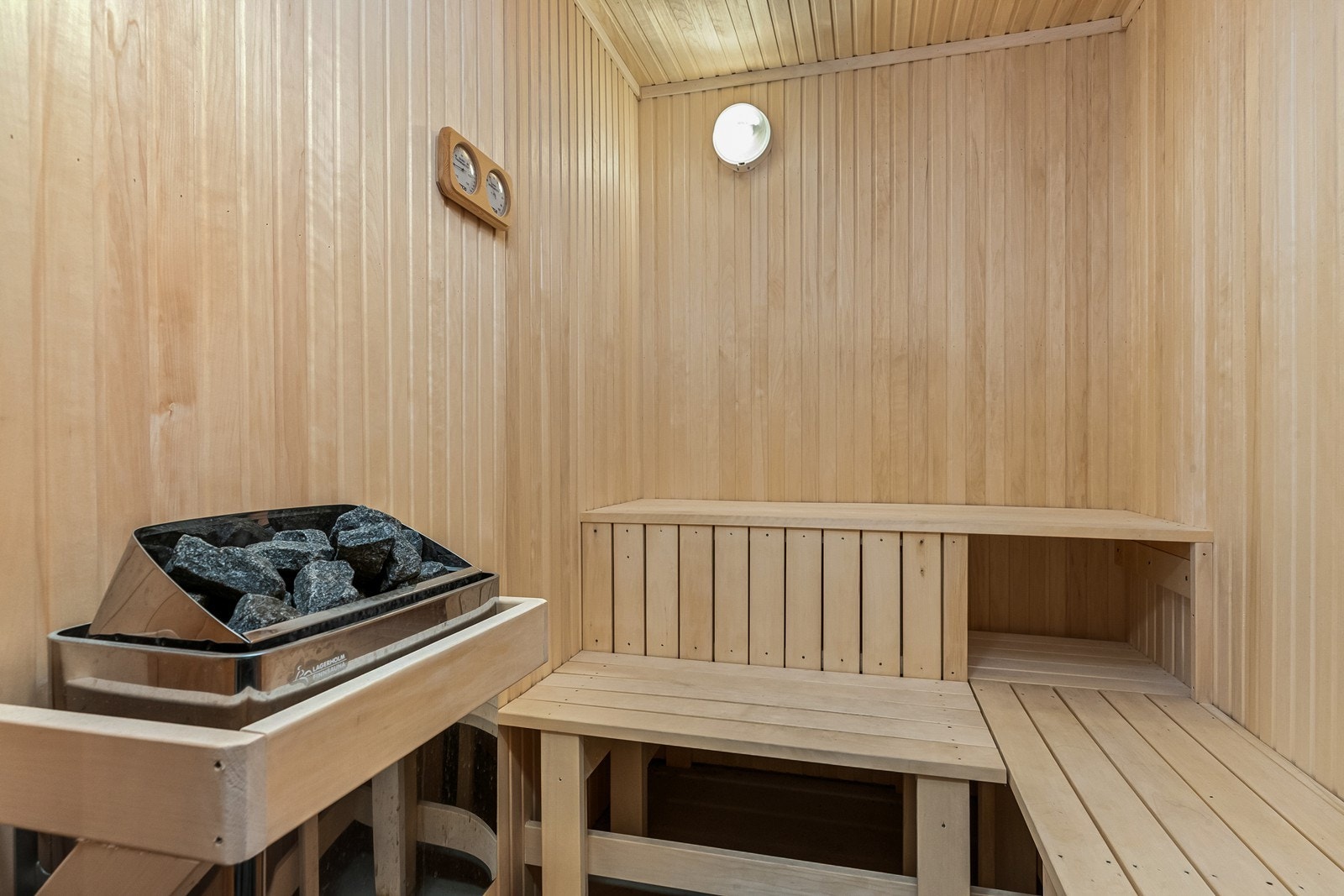 Badstuen har elektrisk badstuovn, samt sittebenker i tre.
God plass til å nyte badstuen alene, eller med fler. Galleribilde