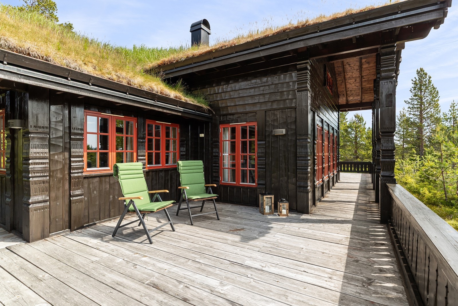 Terassen har en utforming som gir mulighet for ulike løsninger for plassering av utemøbler. Galleribilde