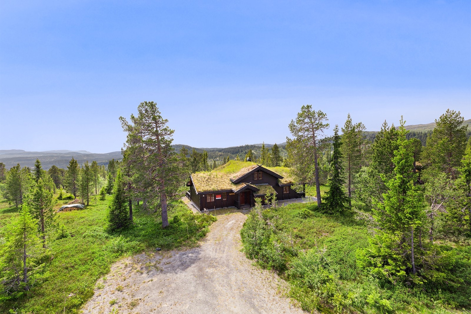 Velkommen til Persbuåsen 3!
På denne store naturtomten er det både enkel adkomst inn i fritidsboligen, og svært gode parkeringsmuligheter for flere kjøretøy. Galleribilde