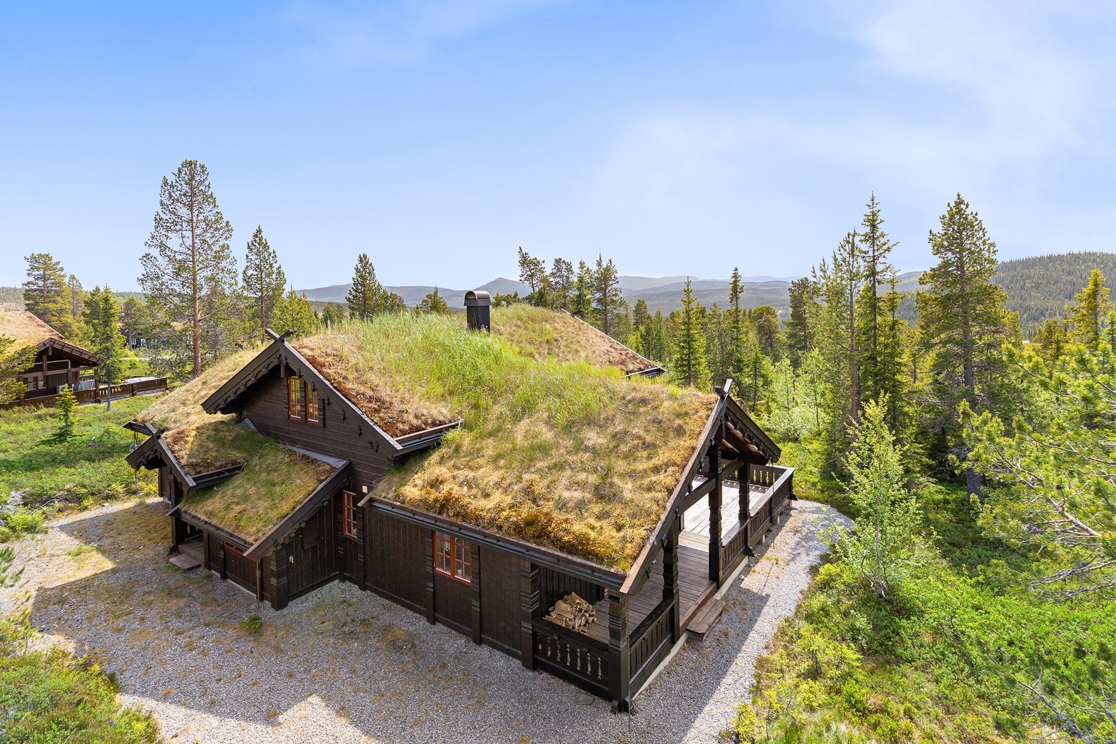 Det er adkomst til terassen både innvendig og via uteområdet. Galleribilde