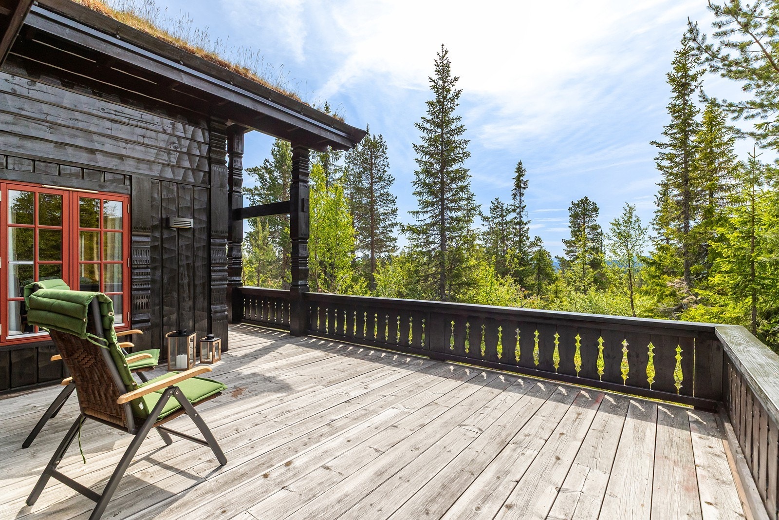 Her er det flott utsikt utover skog og fjell. Galleribilde