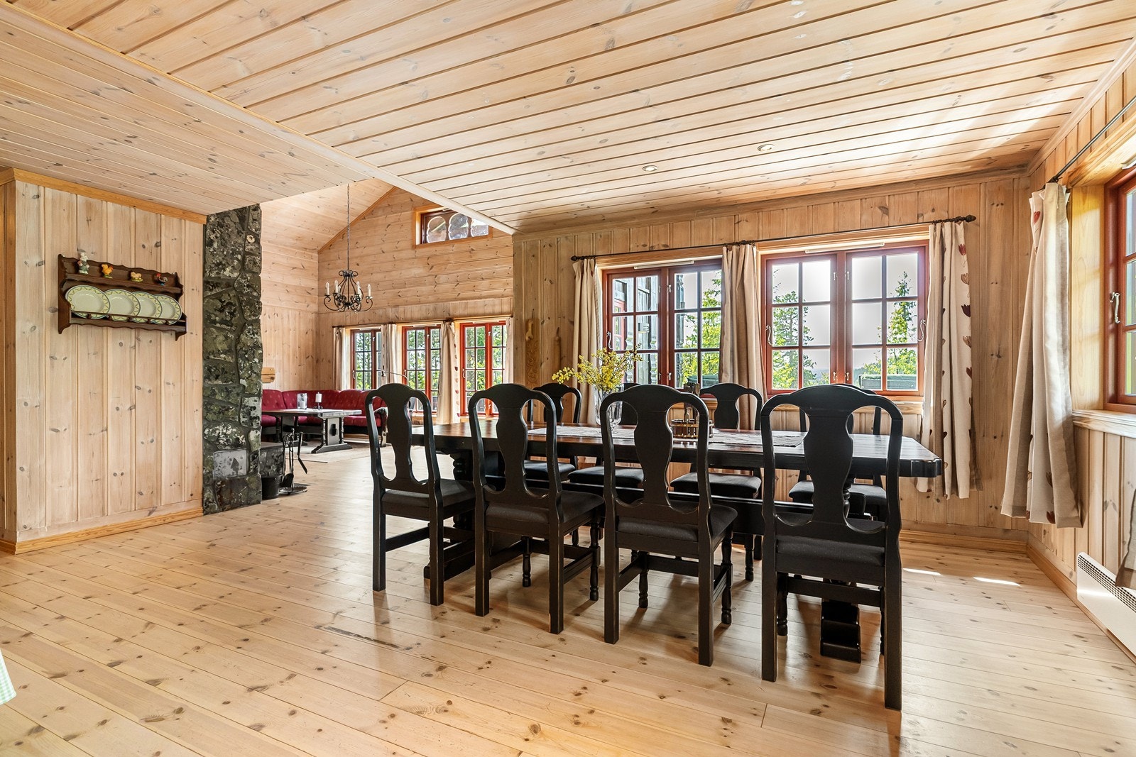 Vinduene gir svært gode lysforhold, samtidig som de rammer inn den vakre utsikten utover naturen. Galleribilde