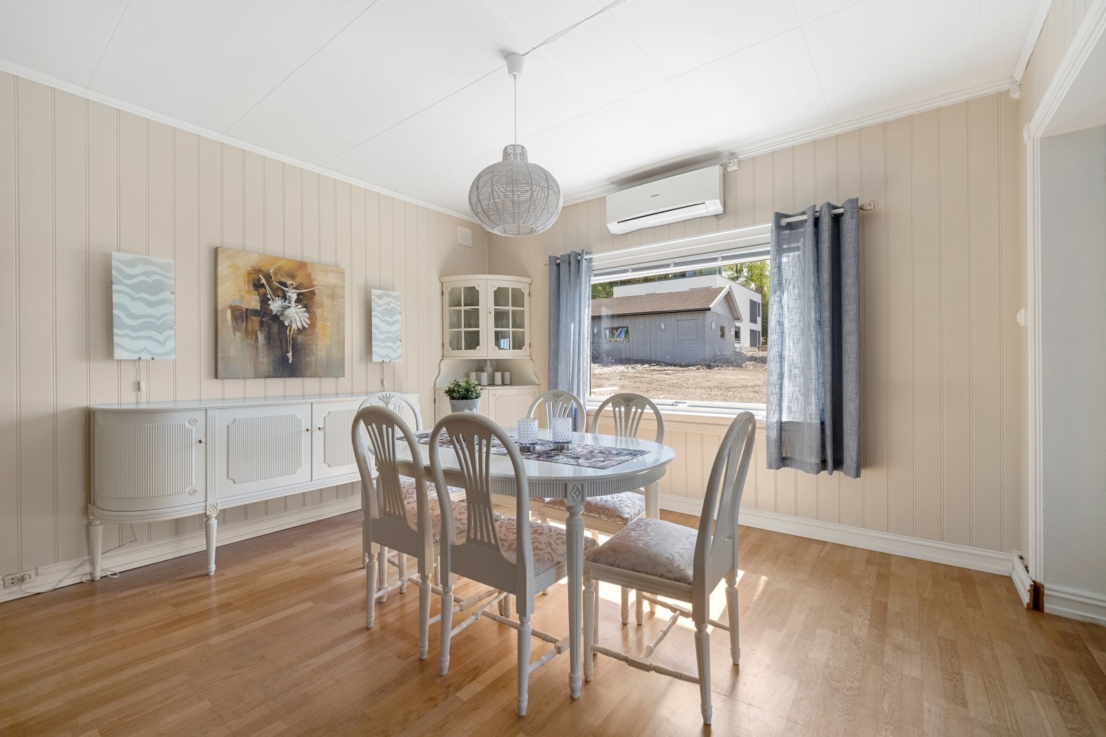 Over vinduet er det montert en varmepumpe. Galleribilde