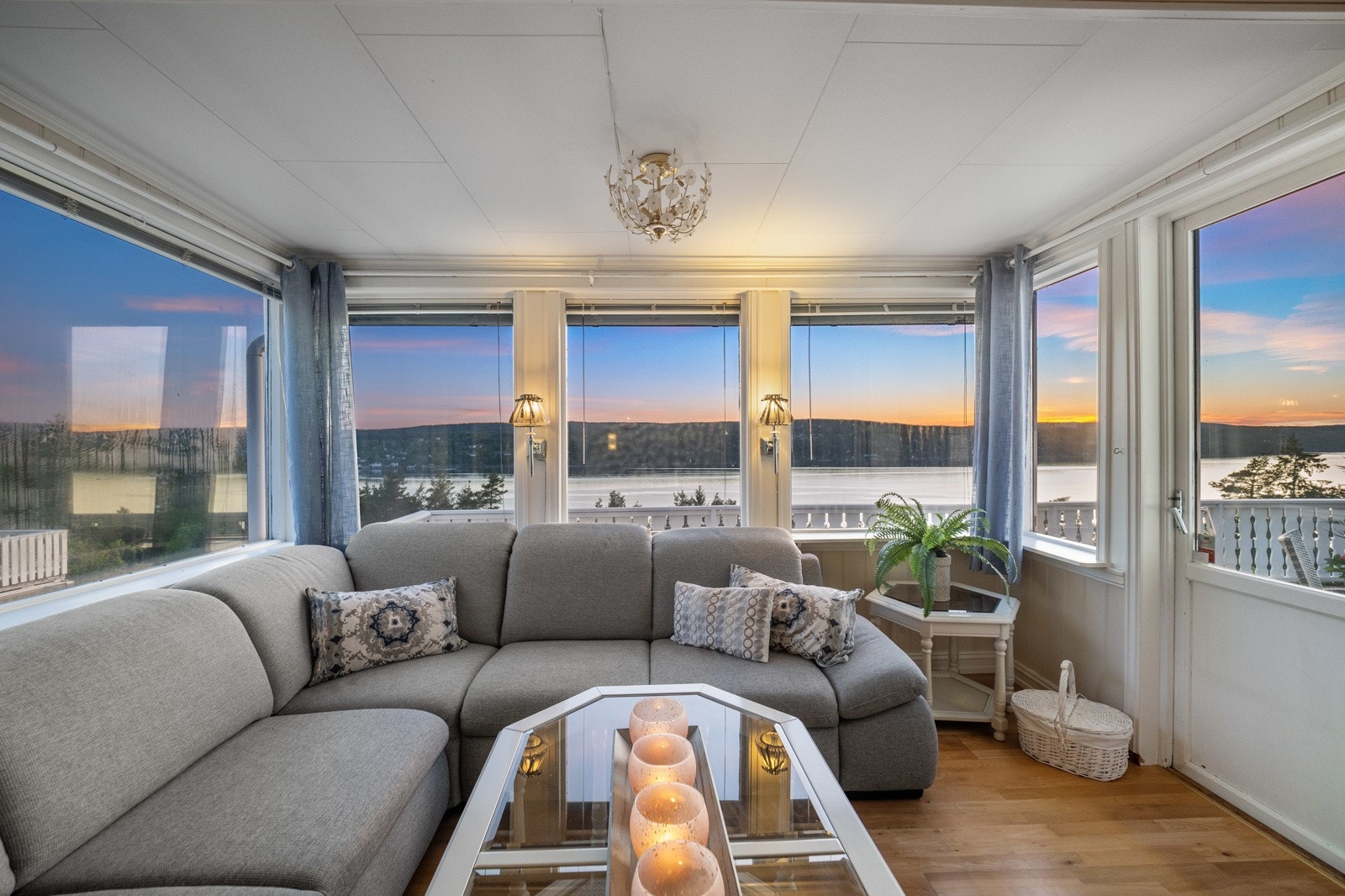 Stuen har et luftig utbygg med orkesterplass til sjøen og solnedgangen. Galleribilde