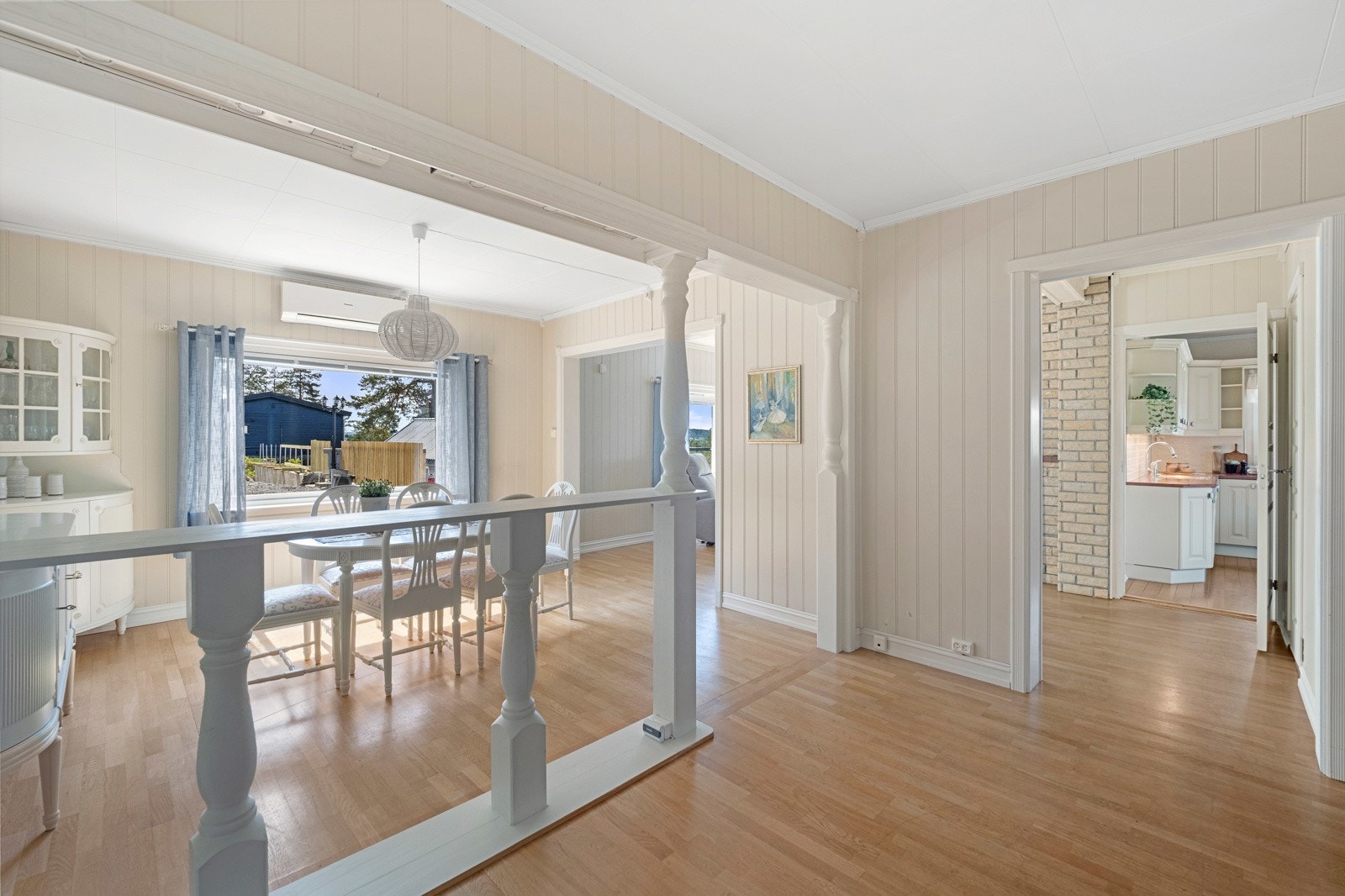 Et rekkverk markerer skillet mellom spisestue og trappegang. Galleribilde