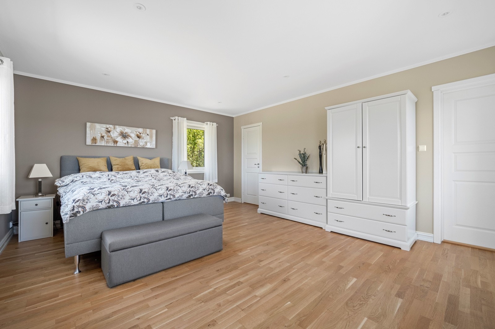 Hovedsoverommet er innredet med garderobeskap og har god møbelplass. Galleribilde