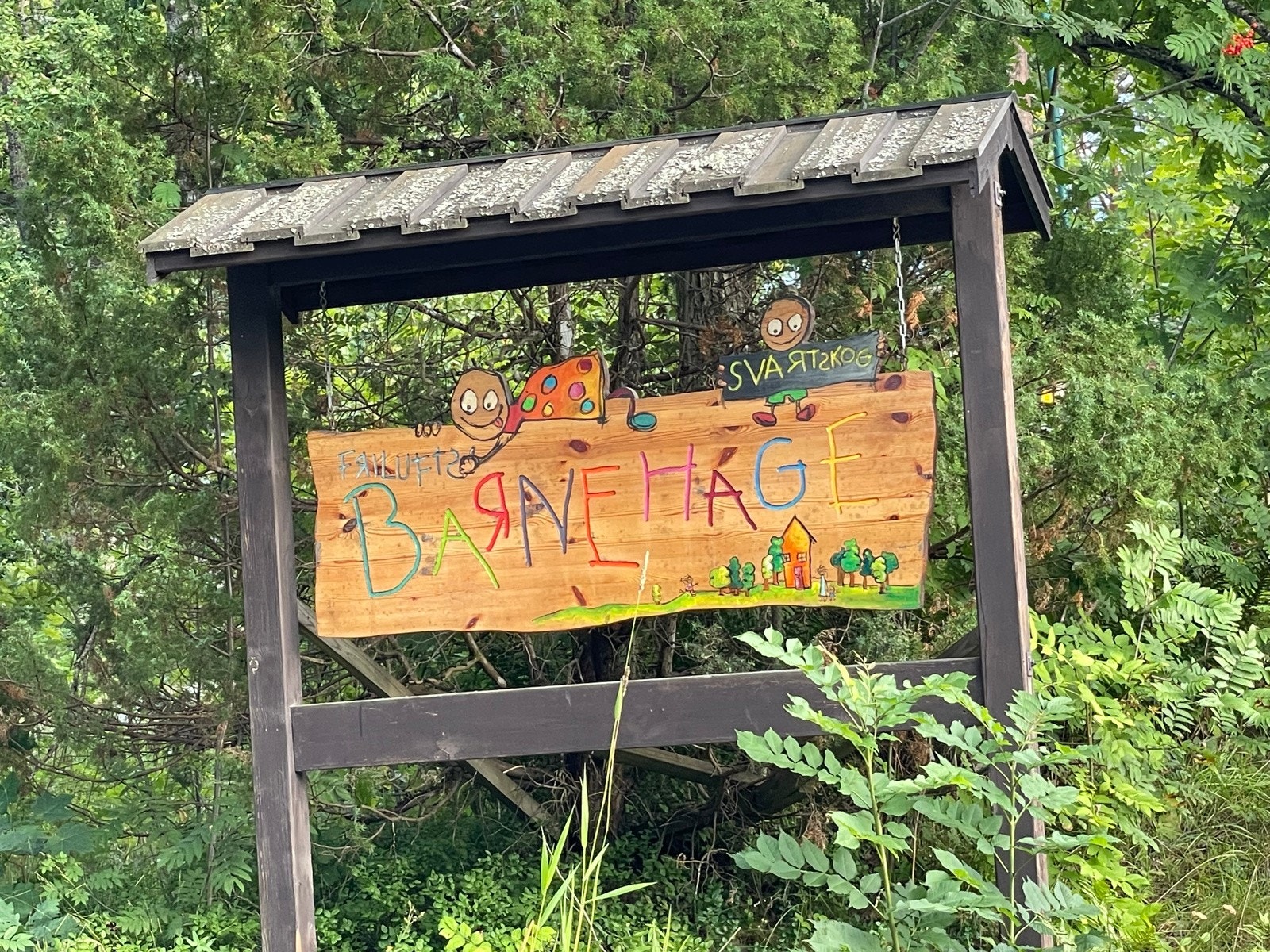 Svartskog friluftsbarnehage, barnehagen ligger på Svartskog, syv kilometer fra Kolbotn sentrum. Den har en unik beliggenhet midt i naturen . I nærmiljøet har vi en spennende trollskog, åpent landskap med jorder, gårder med husdyr og Bunnefjorden mm. Galleribilde