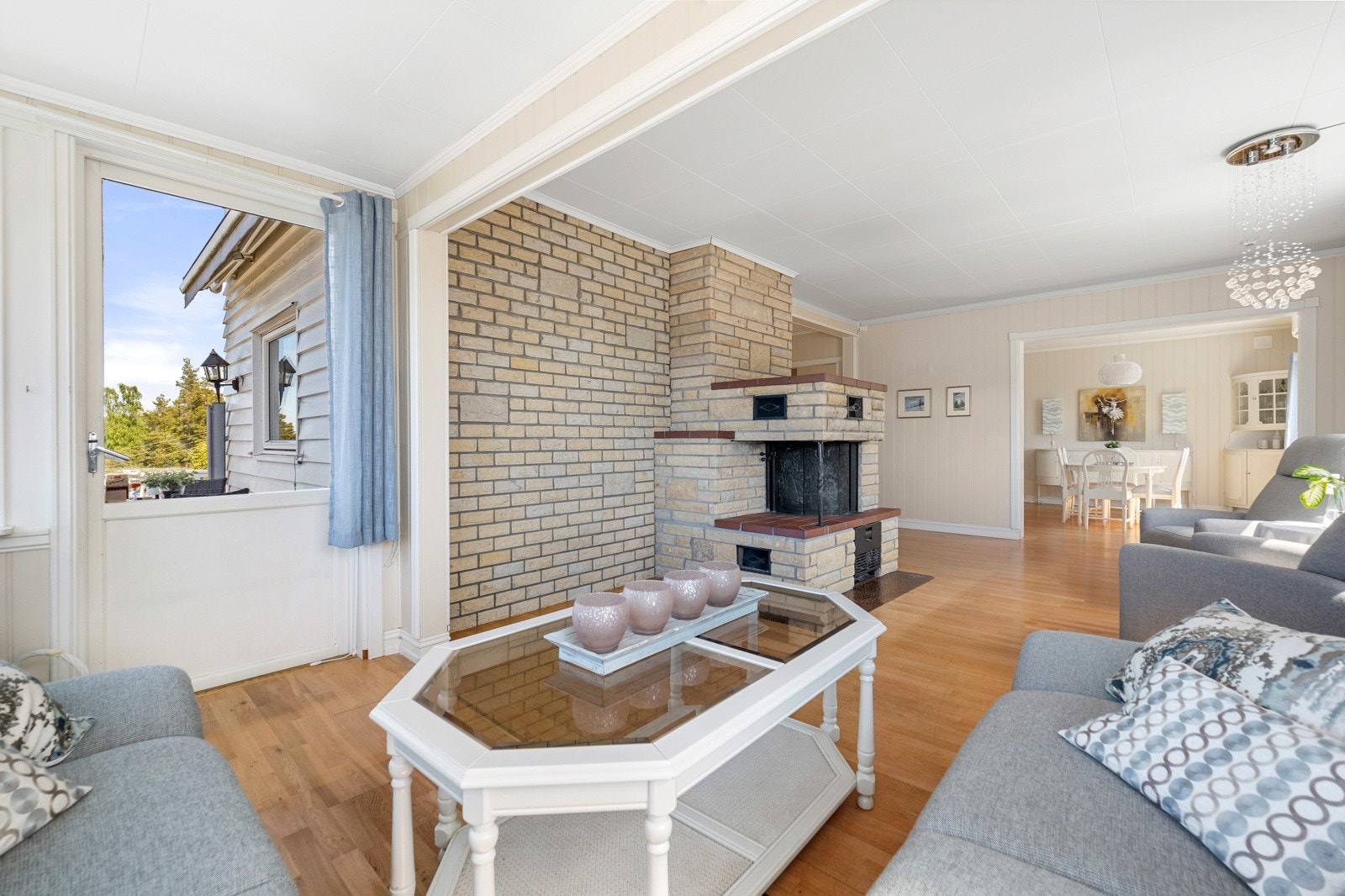 Fra stuen er det det utgang til en solrik terrasse på ca. 50 kvm, med orkesterplass til fjord og solnedgang. Galleribilde