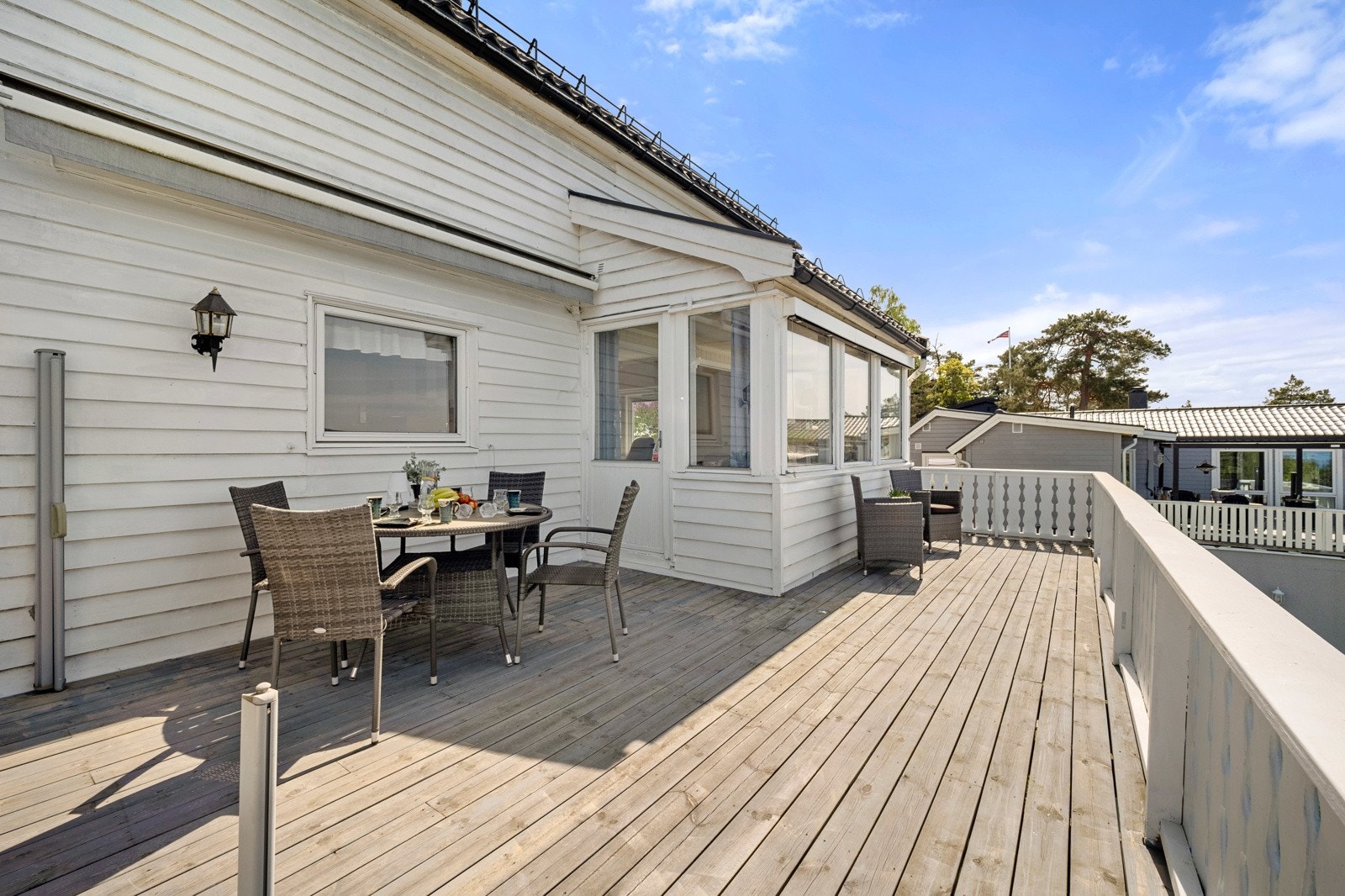 Terrassen har god plass til flere møbelgrupper, og er en flott forlengelse av stuen i sommerhalvåret. Galleribilde