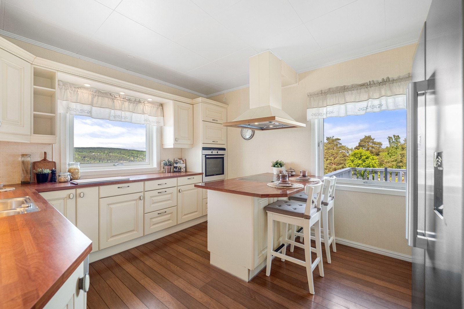 Innredningen har integrert koketopp, stekeovn og oppvaskmaskin. Ventilatoren er bygd inn i en kledelig hette. Galleribilde