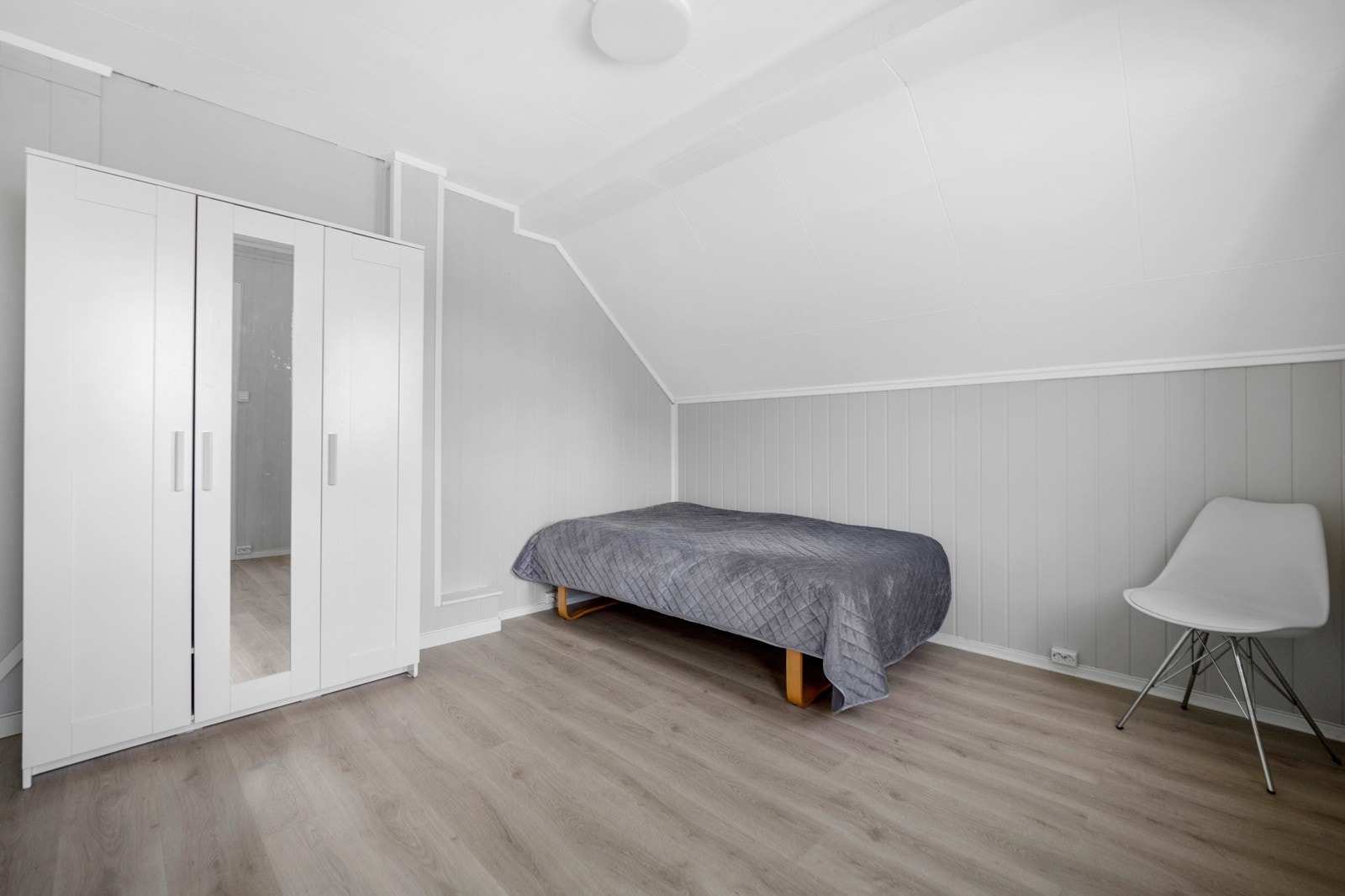Soverommet i andre etasje er innredet med garderobeskap. Galleribilde