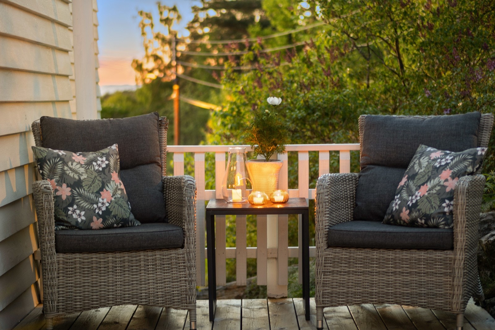 Boligen har terrasser rundt om, slik at man enkelt kan flytte seg etter solen, eller slappe av i skyggen. Galleribilde