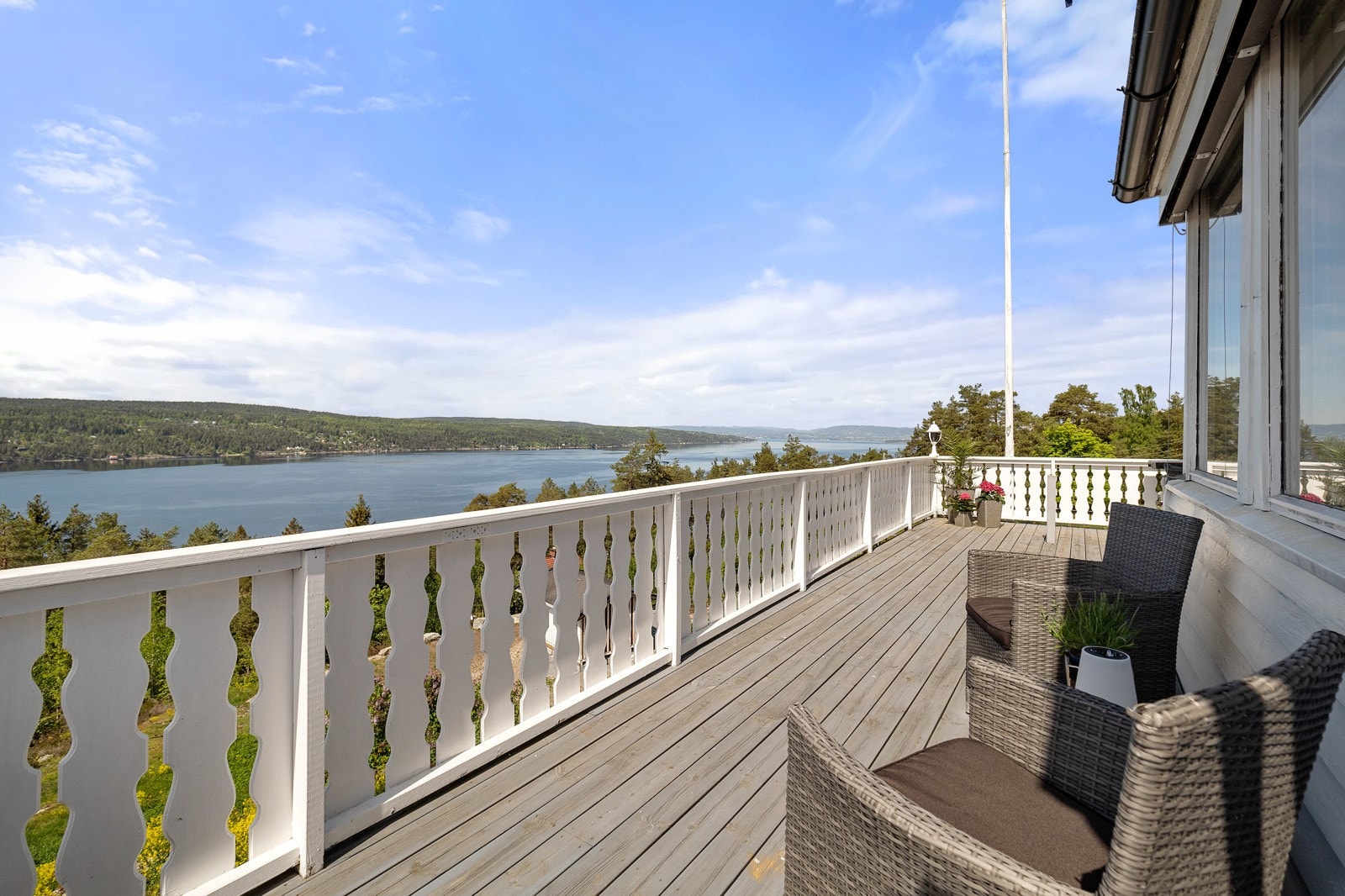 Her bor man høyt og fritt, med kort gangavstand til sjøen og umiddelbar nærhet til marka. Galleribilde