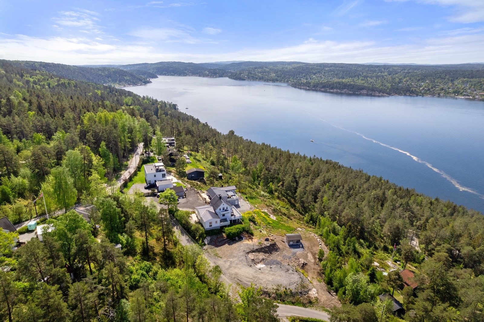 Nærområdet byr på fantastiske turmuligheter i skog og mark, og langs kyststien. Galleribilde