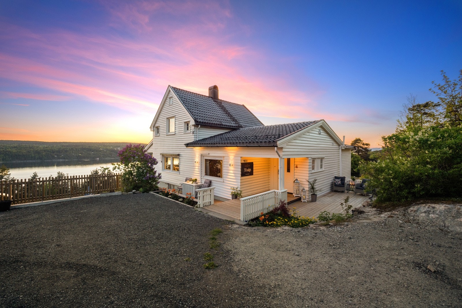 Den fantastiske utsikten brer seg over fjorden og landskapet. Galleribilde