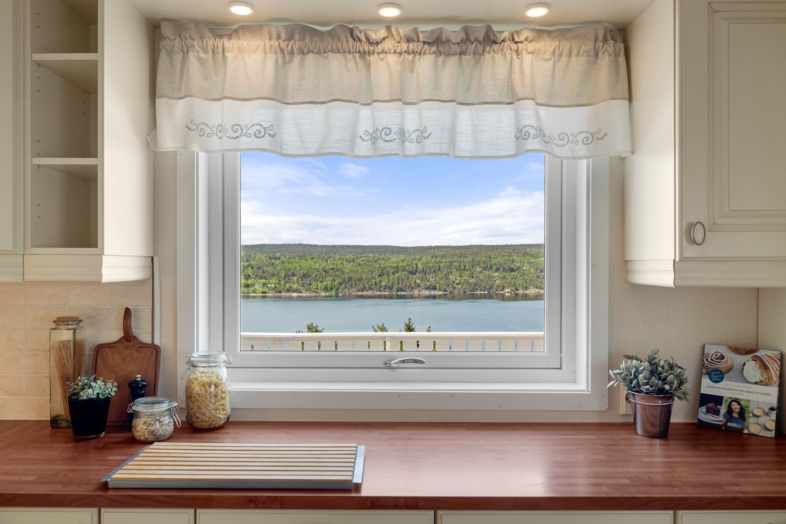 Fra vinduet over kjøkkenbenken kan man nyte fjordutsikten under matlagingen. Galleribilde