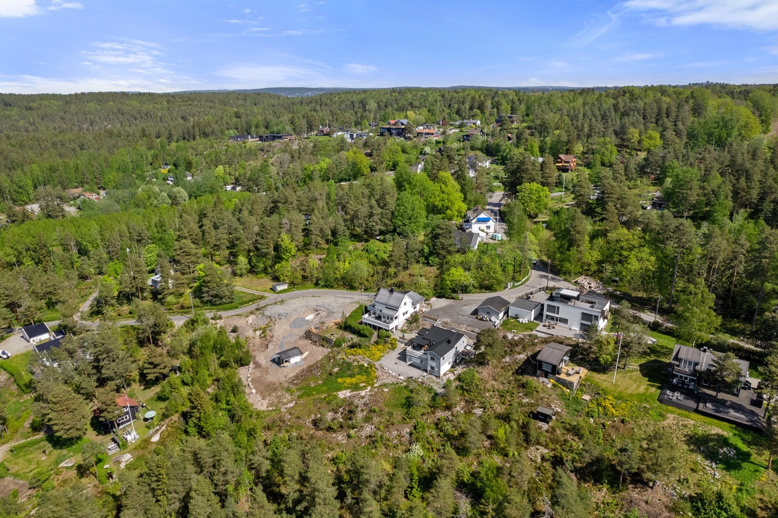 Kyststien fører til flotte utkikkspunkter og ned til fjorden, noe som byr på varierte naturopplevelser. Galleribilde