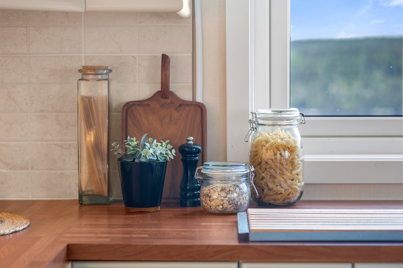 Kjøkkenet har god arbeidsflyt langs benkeplater i laminat. Galleribilde