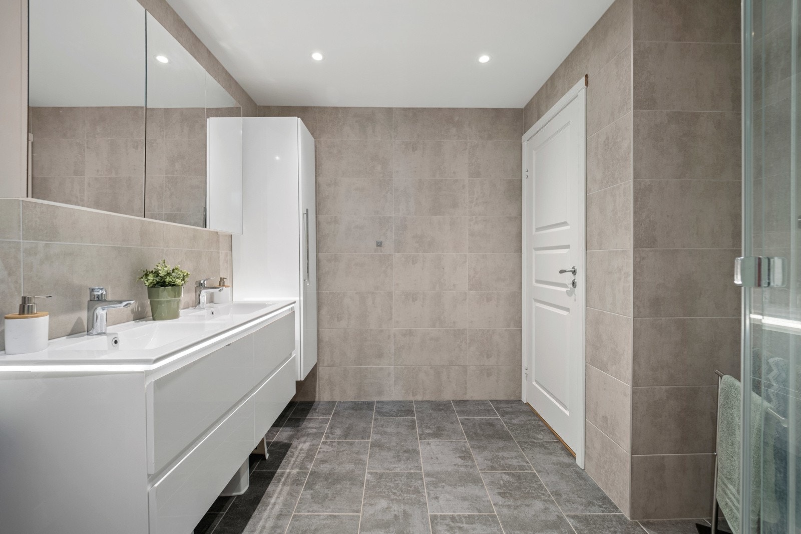 Badet er fra 2017, og familievennlig innredet med dobbelservant og bredt speilskap. Galleribilde