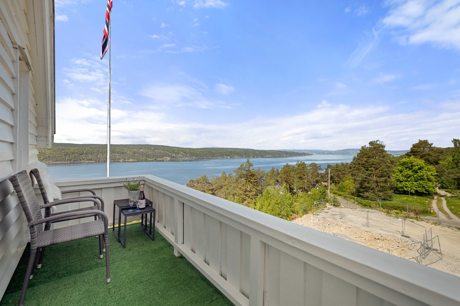 Nydelig og langstrakt utsikt til fjorden. Galleribilde