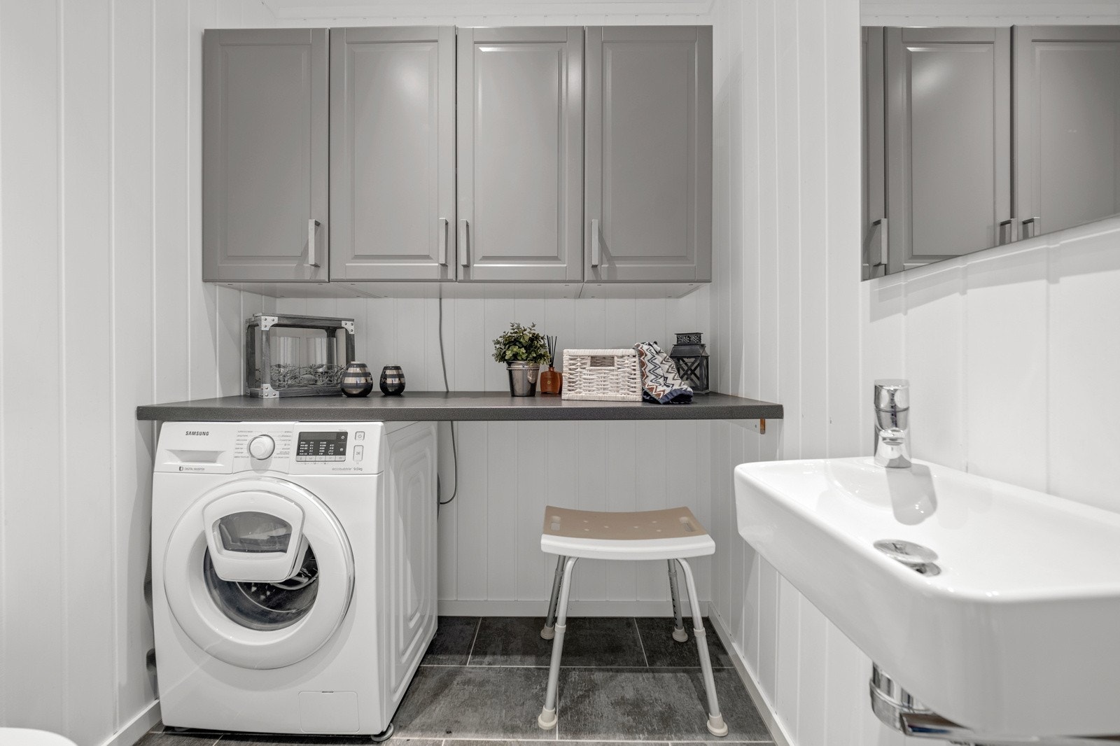 Vaskerommet har en praktisk innredning, servant og veggmontert toalett. Galleribilde